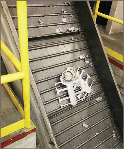 Trim scrap elevated toward the furnace on a 21/2” Pitch Steel Belt Z-Style Conveyor | Prab.com