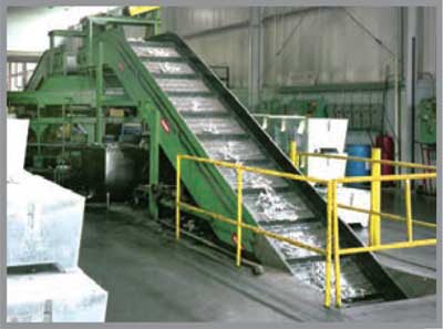 Steel belt conveyor elevates dry and wet scrap, chips and parts. | Prab.com